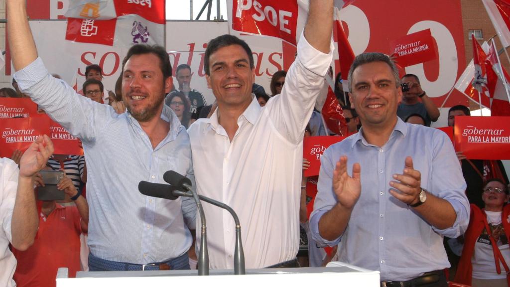 El ministro de Transportes y Movilidad Sostenible, Óscar Puente, el presidente del Gobierno, Pedro Sánchez y el exsenador Javier Izquierdo, en un acto político en Valladolid en mayo de 2015