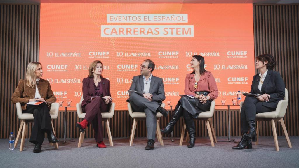 De izquierda a derecha: Sonia Marzo, directora de Capacitación en Inteligencia Artificial de Microsoft; Victoria López, directora de la Escuela Politécnica Superior de Cunef; Alfonso Muñoz, periodista de EL ESAÑOL-Invertia; Elena Gil Lizasoain, vocal en IndesIA y directora de la Unidad de Negocio de Inteligencia Artificial y Datos en Telefónica Tech, y Beatriz García-Quismondo, Directora de políticas digitales, talento digital y conectividad de Ametic.