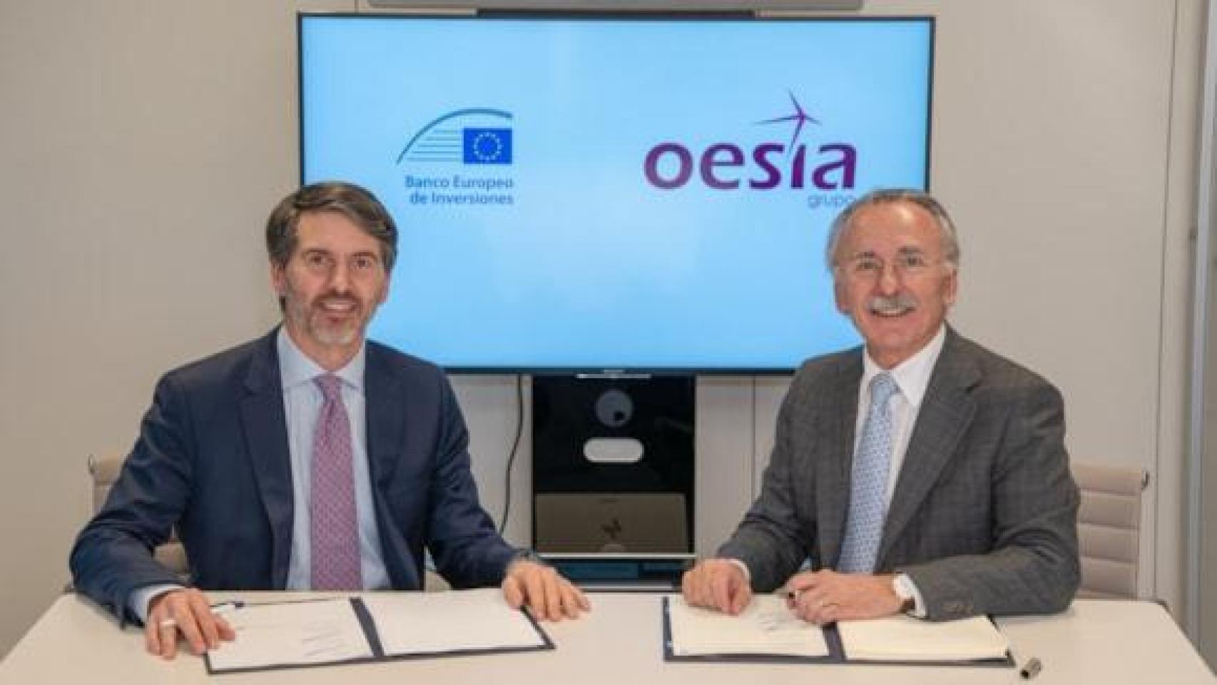 Antonio Lorenzo, jefe de la División de Financiación para Empresas de España y Portugal del BEI y Luis Furnells, presidente ejecutivo del Grupo Oesía.