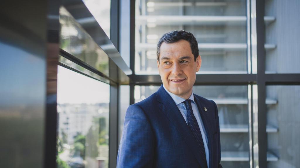 Juanma conoció a Sánchez de muy jóvenes, cuando ambos eran diputados rasos... y tomaron cervecitas.