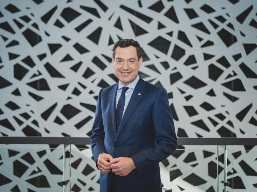 Juanma Moreno ha acudido a una psicóloga en ocasiones, pero ahora se queda con la meditación.