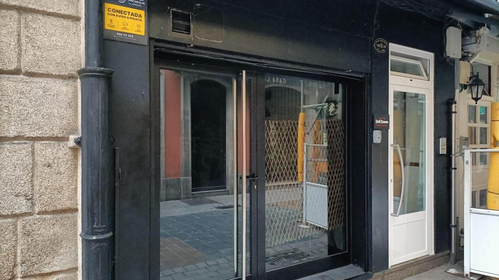 El local de A Capela cerrado en la Calle Olmos