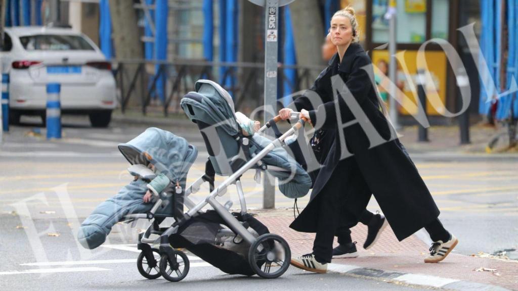 Amber Heard, disfrutando de un paseo junto a sus mellizos Anges y Ocean en Madrid.