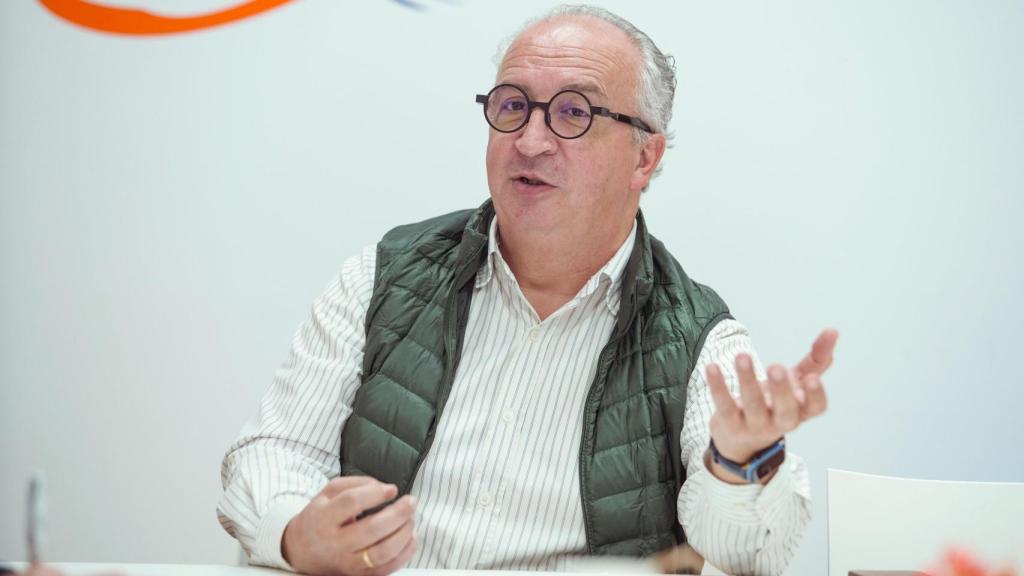 Vicente Pastor durante la entrevista en la sede de AVECAL.