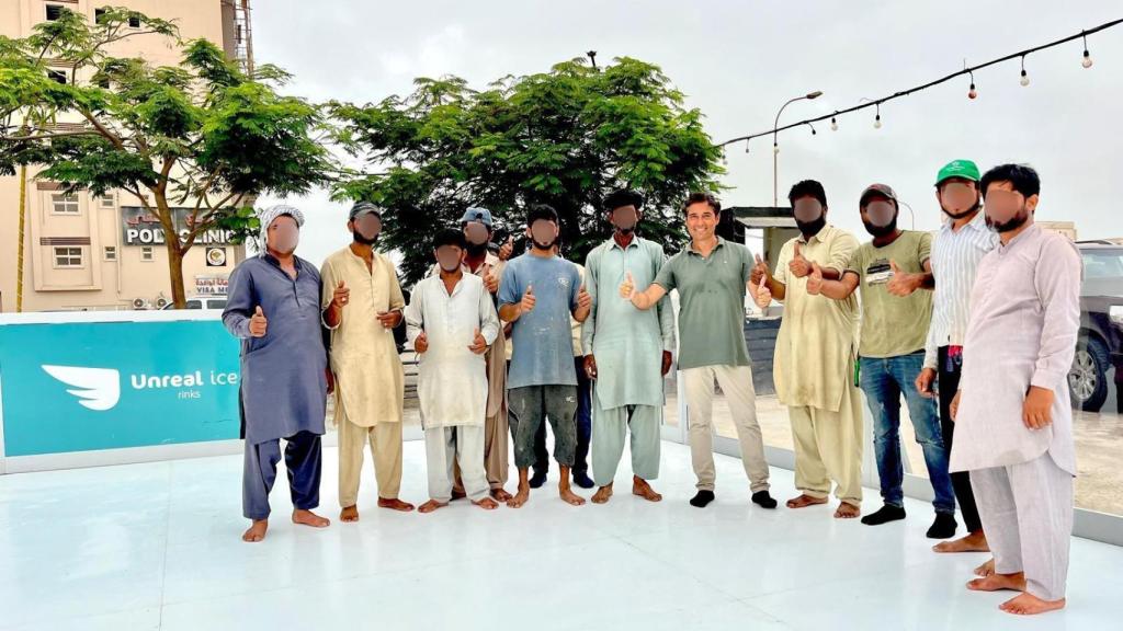 Álvaro Falcón posa delante de una de sus pistas de hielo.