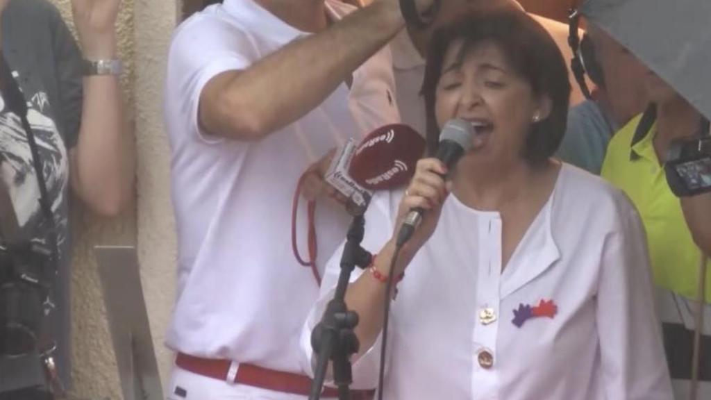 Belén Cerdán, hermana de Santos Cerdán, en las fiestas populares de Milagro (Navarra).