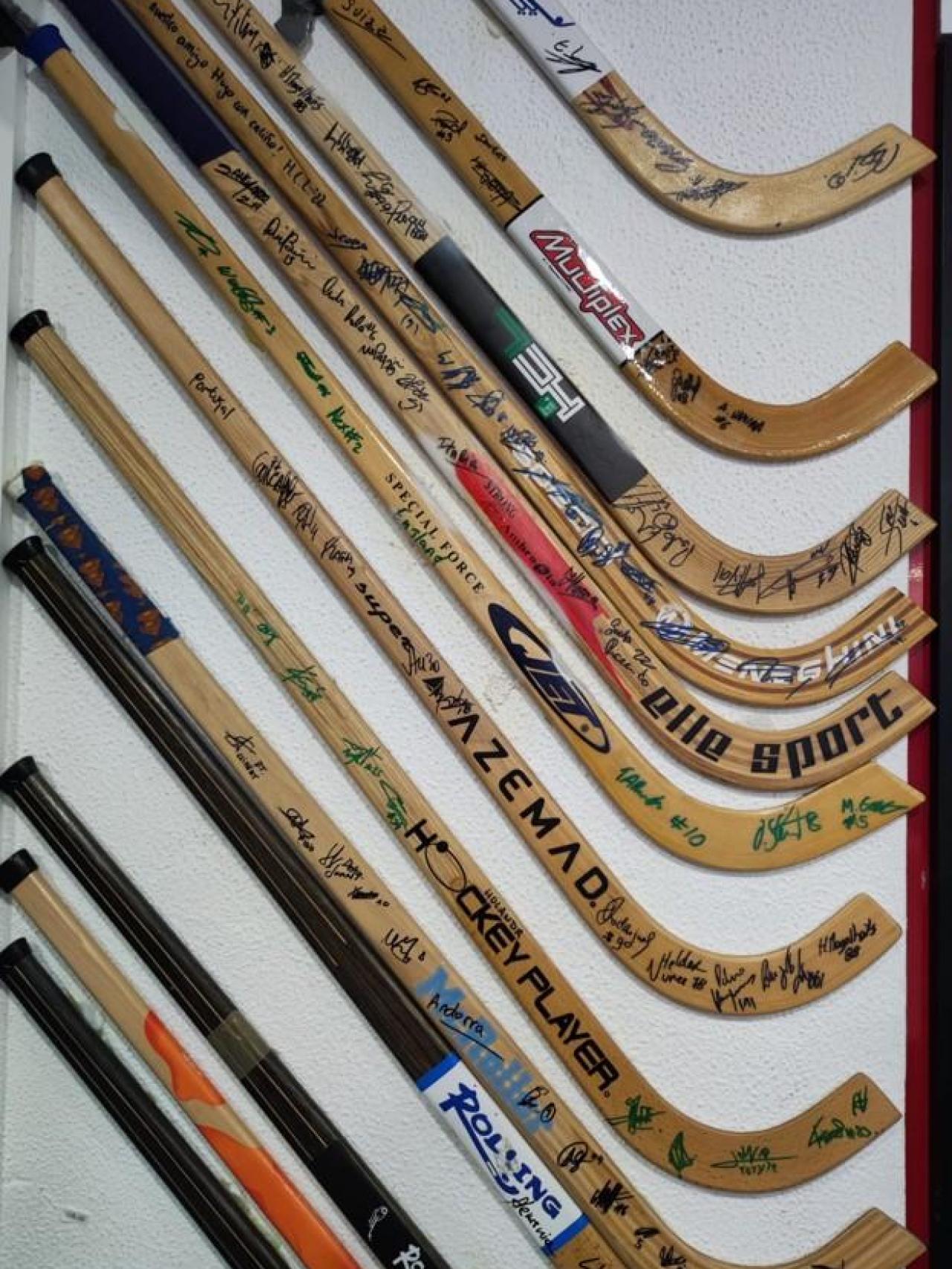 Sticks de hockey firmados por jugadores internacionales.