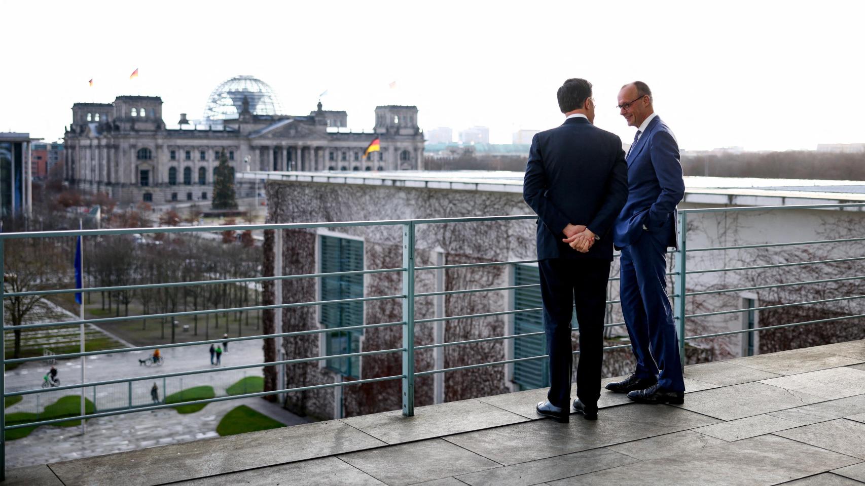 El canciller alemán Friedrich Merz reunido en el edificio del Bundestag con Mark Rutte, el secretario general de la ONU.