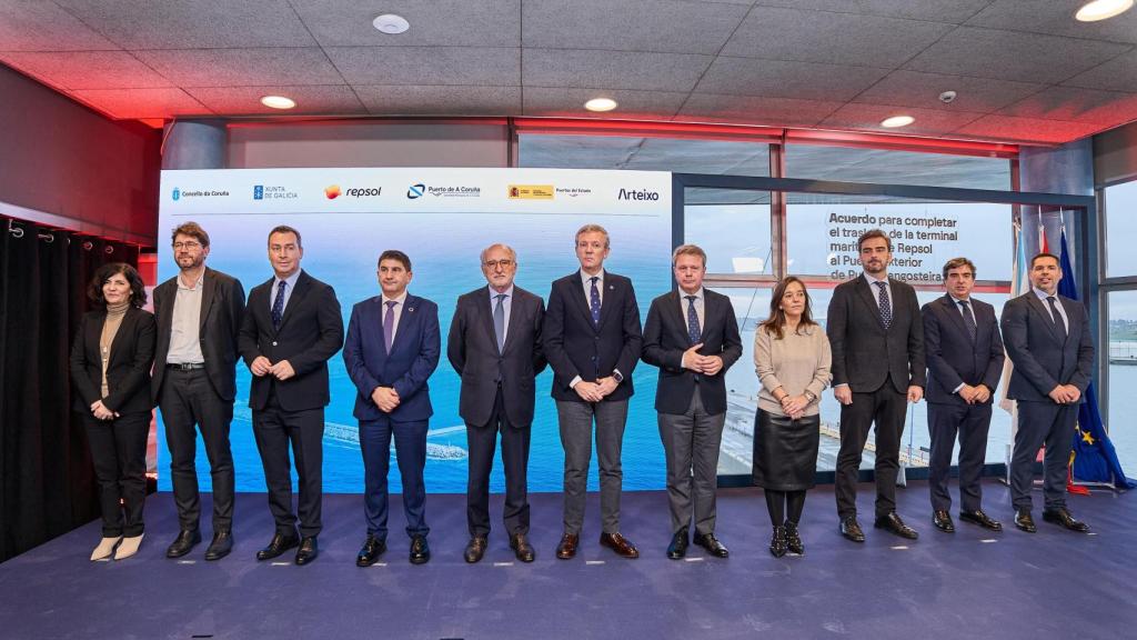 Autoridades en el acto del acuerdo del traslado de Repsol a punta Langosteira.