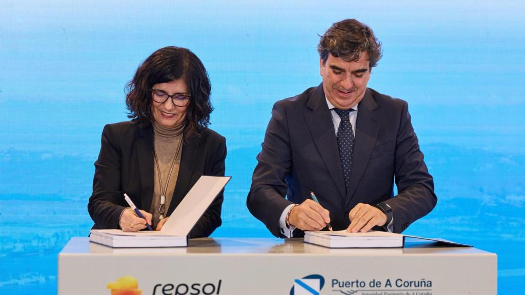 Acto simbólico de la firma del acuerdo entre Repsol y el Puerto de A Coruña, con Natalia Barreiro y Martín Fernández Prado.