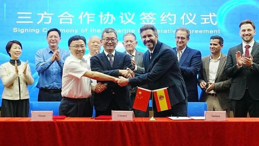 Directivos de Santana Motors, Zhengzhou Nissan y Anhui Coronet el pasado 30 de abril tras sellar un acuerdo en China.