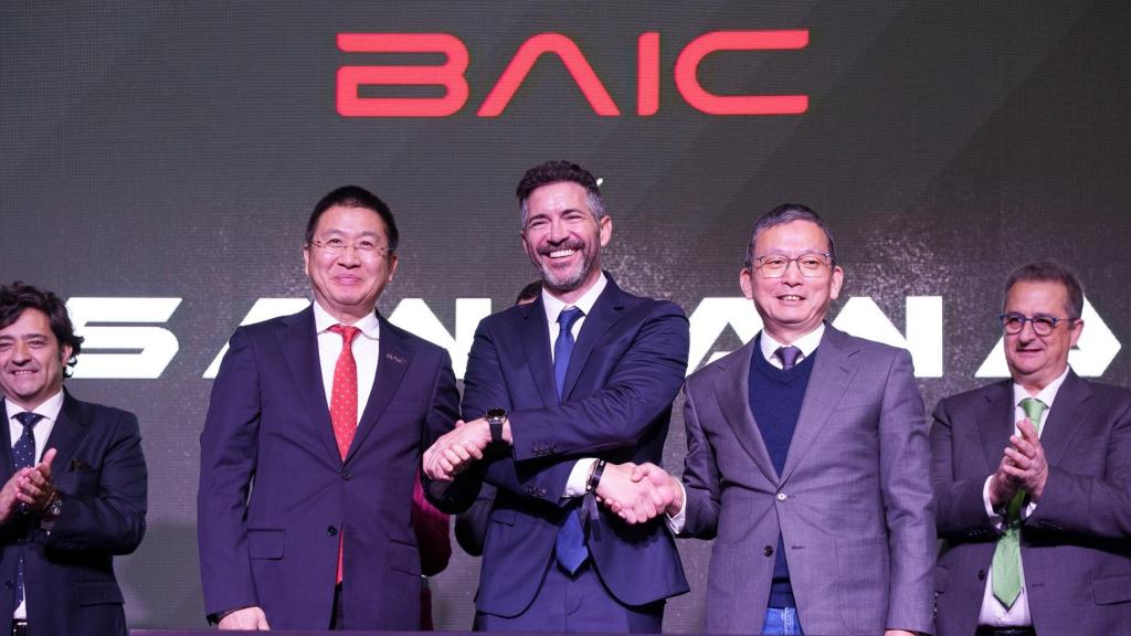 Eduardo Blanco, CEO de Santana, con el director de Santana Factory, Zewen Liu, y el vicepresidente del grupo chino Baic, Li Hui.