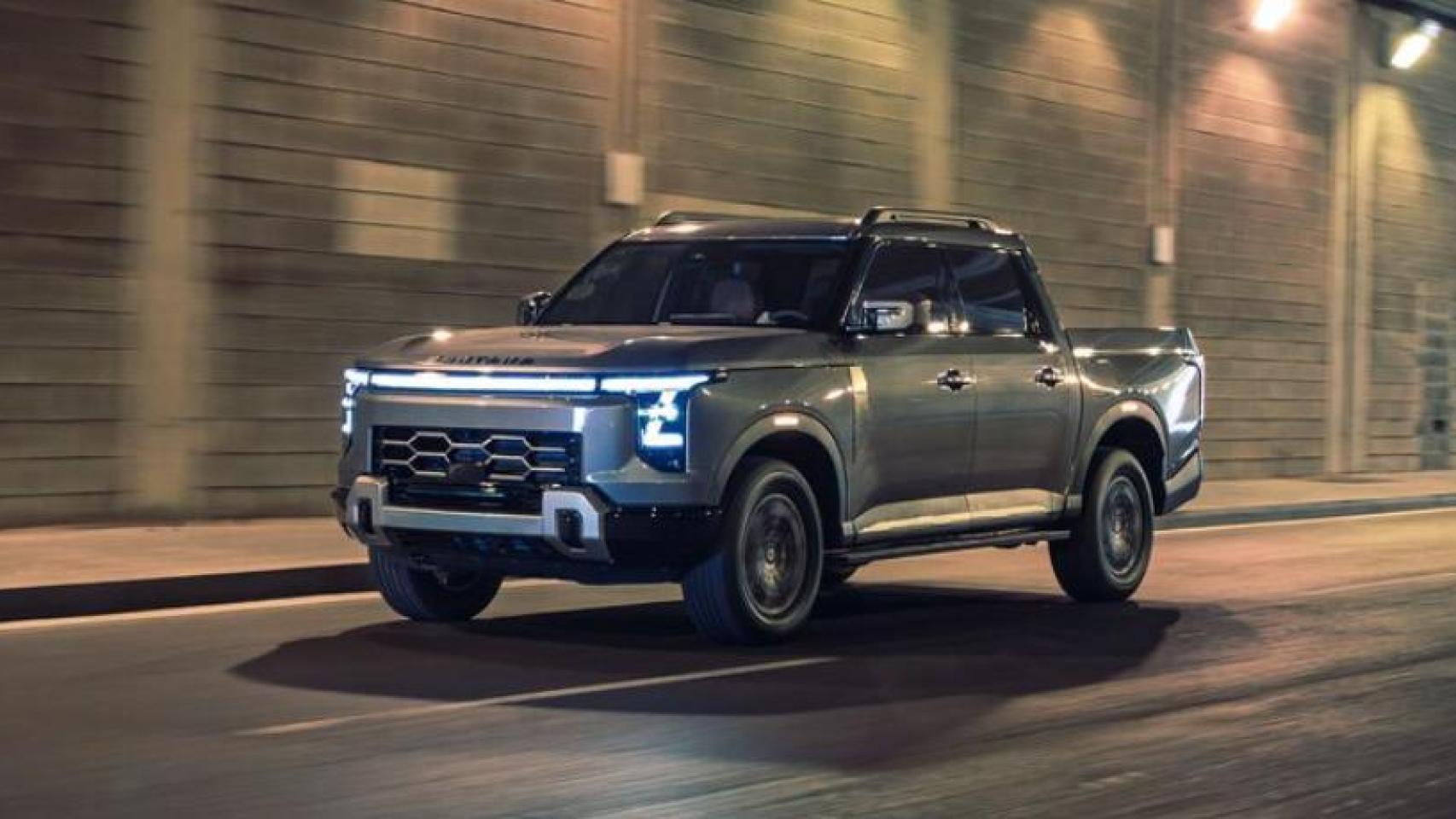 La experta destacó que esta versión híbrida combina un motor de gasolina de 1.5 litros con dos motores eléctricos.