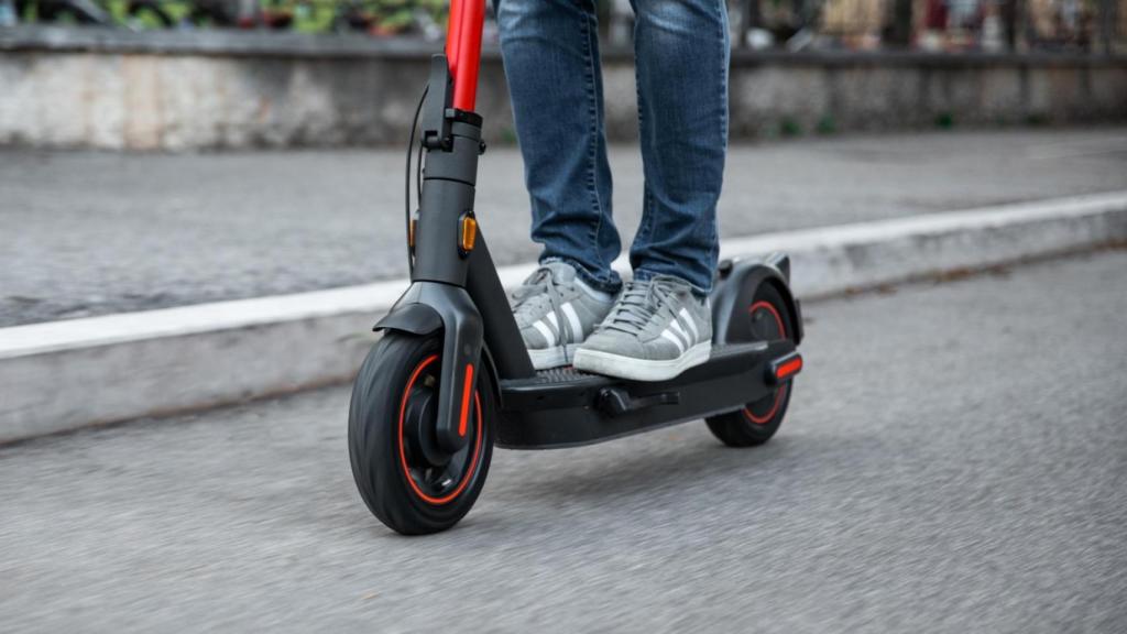 Una persona circula con un patinete eléctrico