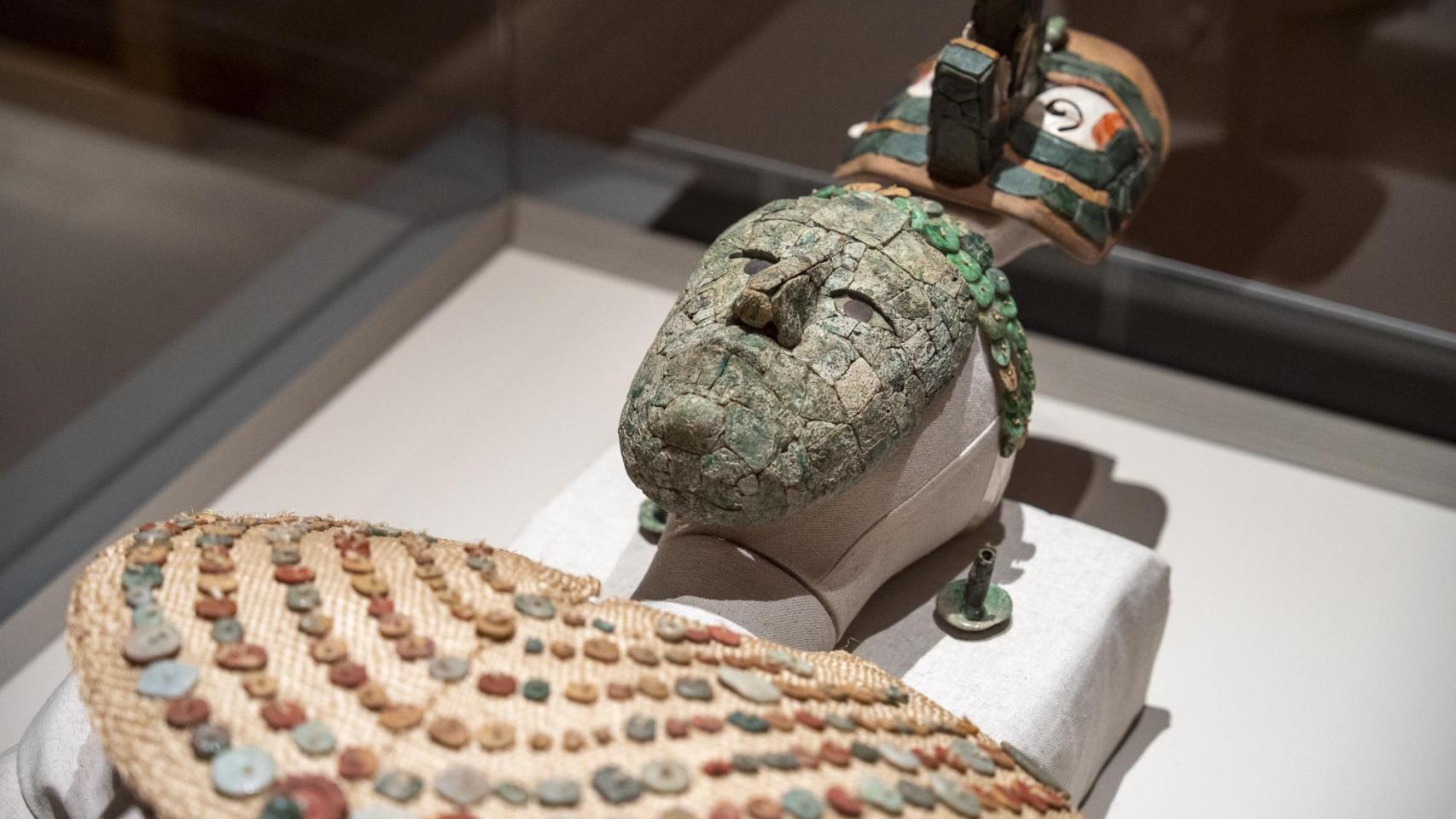 'Máscara funeraria con orejeras Palenque', Chiapas 600-900 d. C. Malaquita, jadeíta, piedra caliza y obsidiana Museo de sitio de Palenque Alberto Ruz L´huillier. INAH. Foto: Museo Thyssen Boremisza