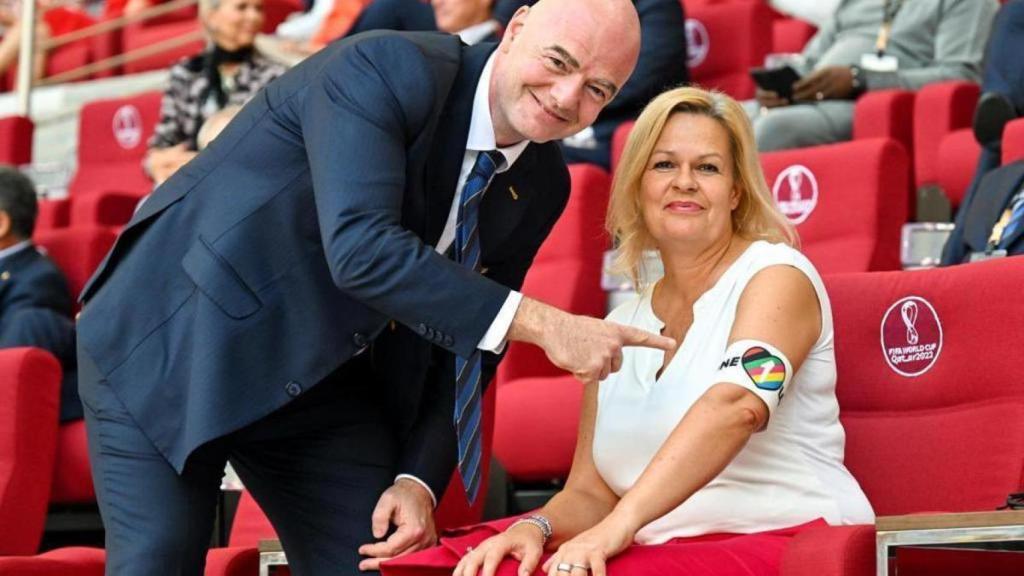 Gianni Infantino, junto a Nancy Faeser, la ministra del interior de Alemania, señalando el brazalete 'One Love'.