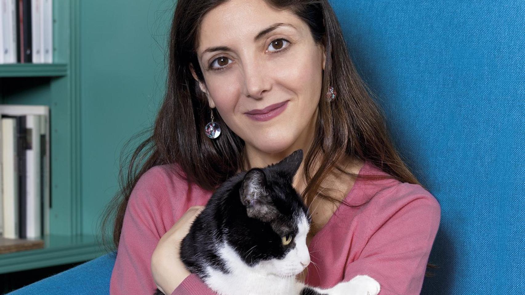 Espido Freire y su gata Lady Macbeth.