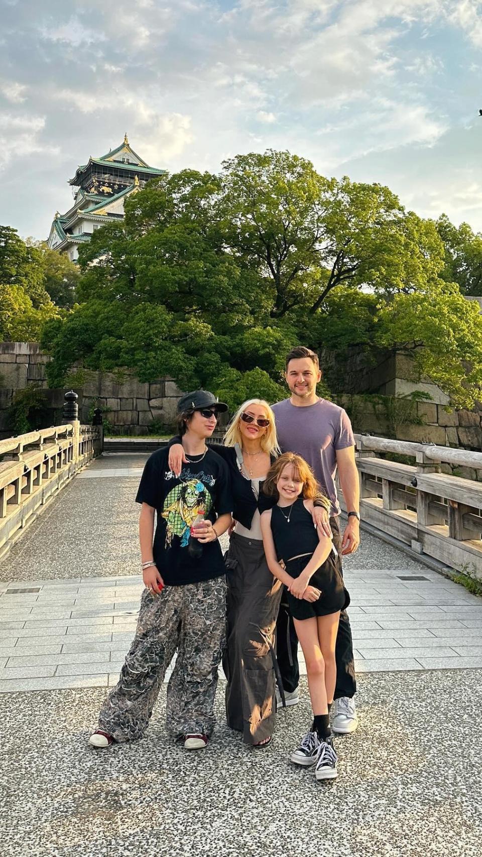 Christina Aguilera junto a su pareja y sus dos hijos, en una imagen de sus redes sociales.