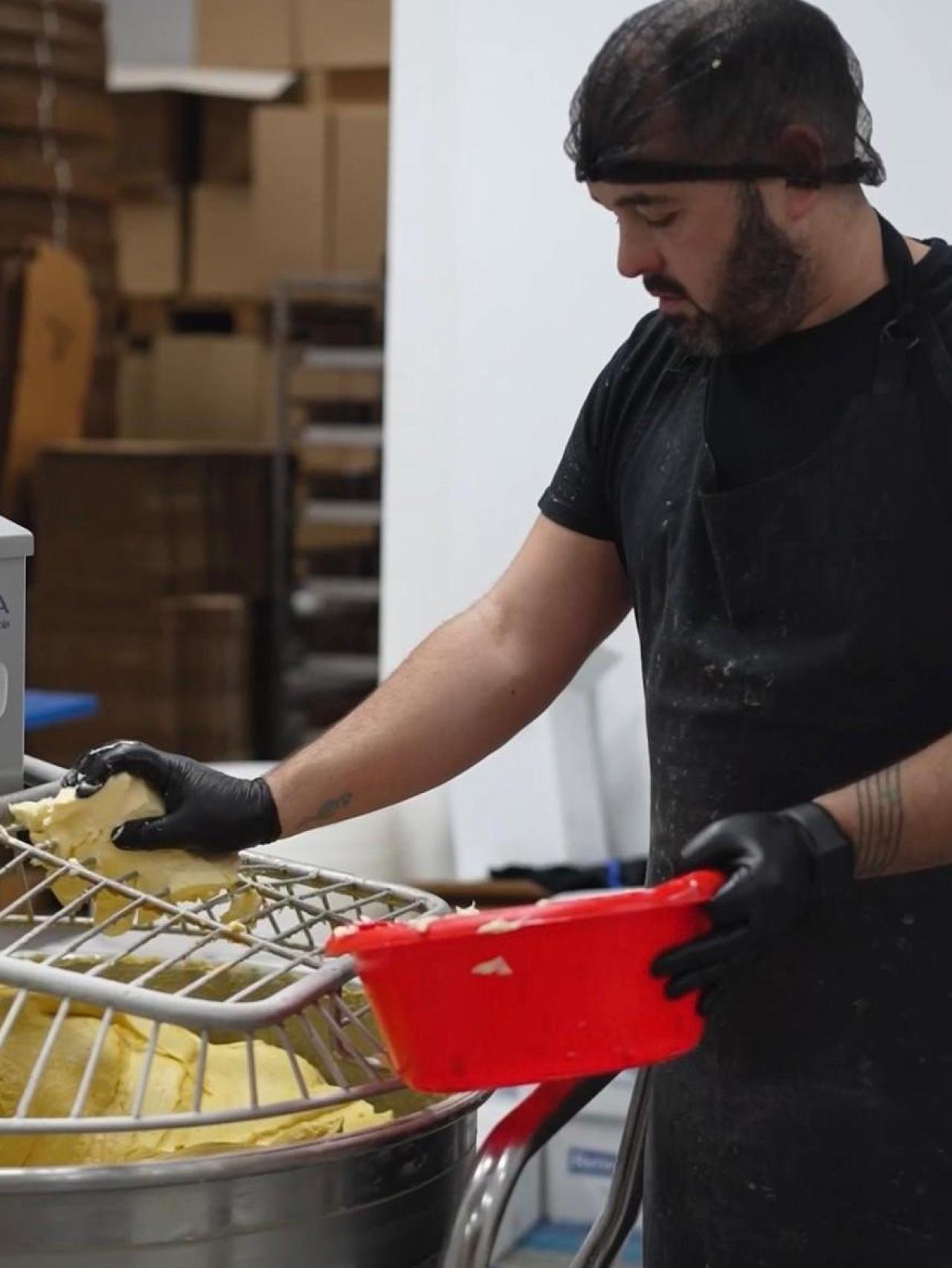Alberto, trabajando en uno de sus panettone.