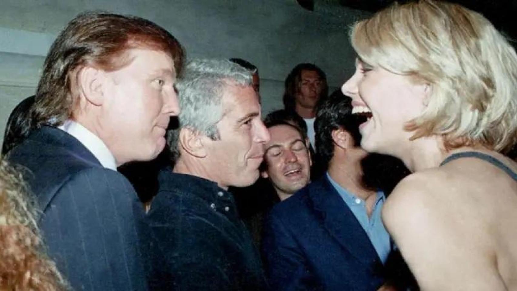 Trump y Epstein junto a una mujer.