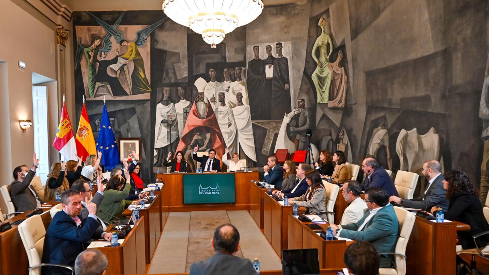 Momento en que el pleno de la Diputación de Ciudad Real aprueba el presupuesto de 2026.