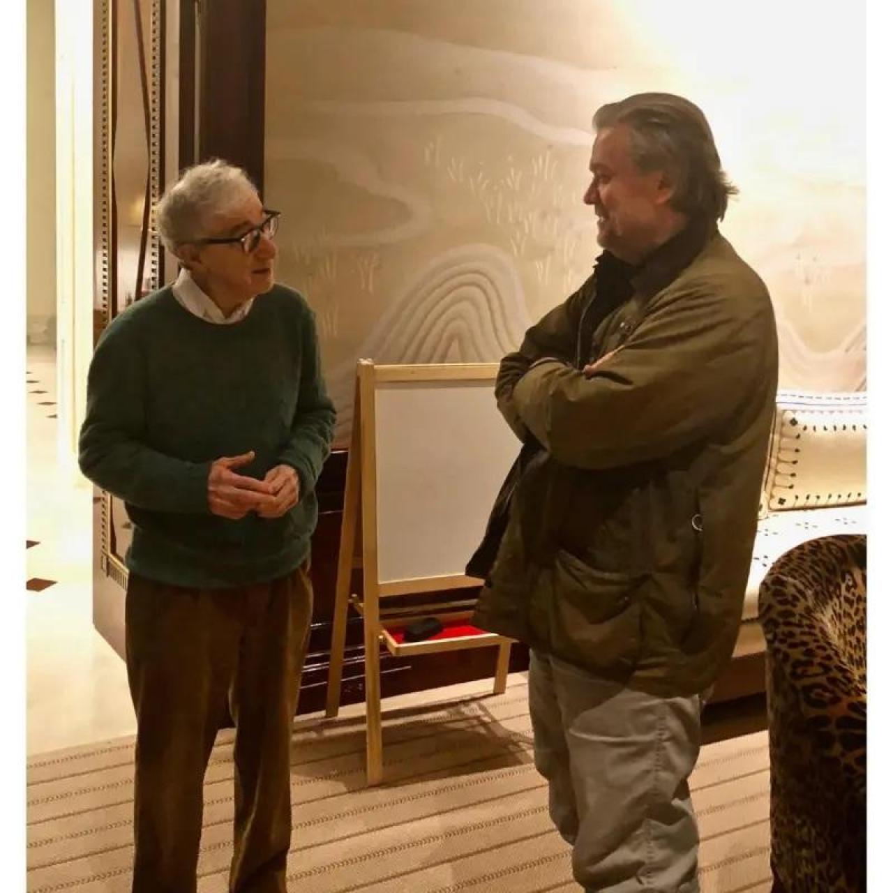 Steve Bannon también fue fotografiado con el cineasta Woody Allen.