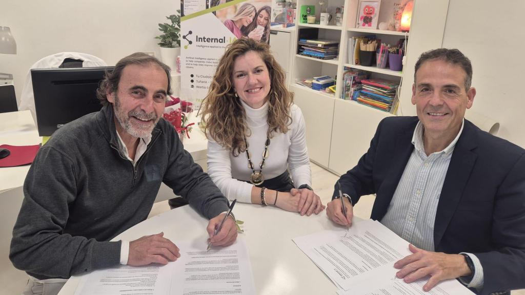Andrés Olivares, Gema Casquero y Francisco Orellana en la firma del acuerdo.