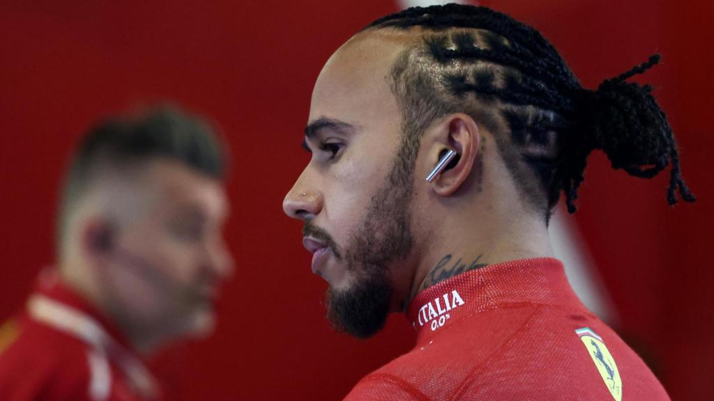 Lewis Hamilton, en el garaje de Ferrari durante el GP de Abu Dabi.
