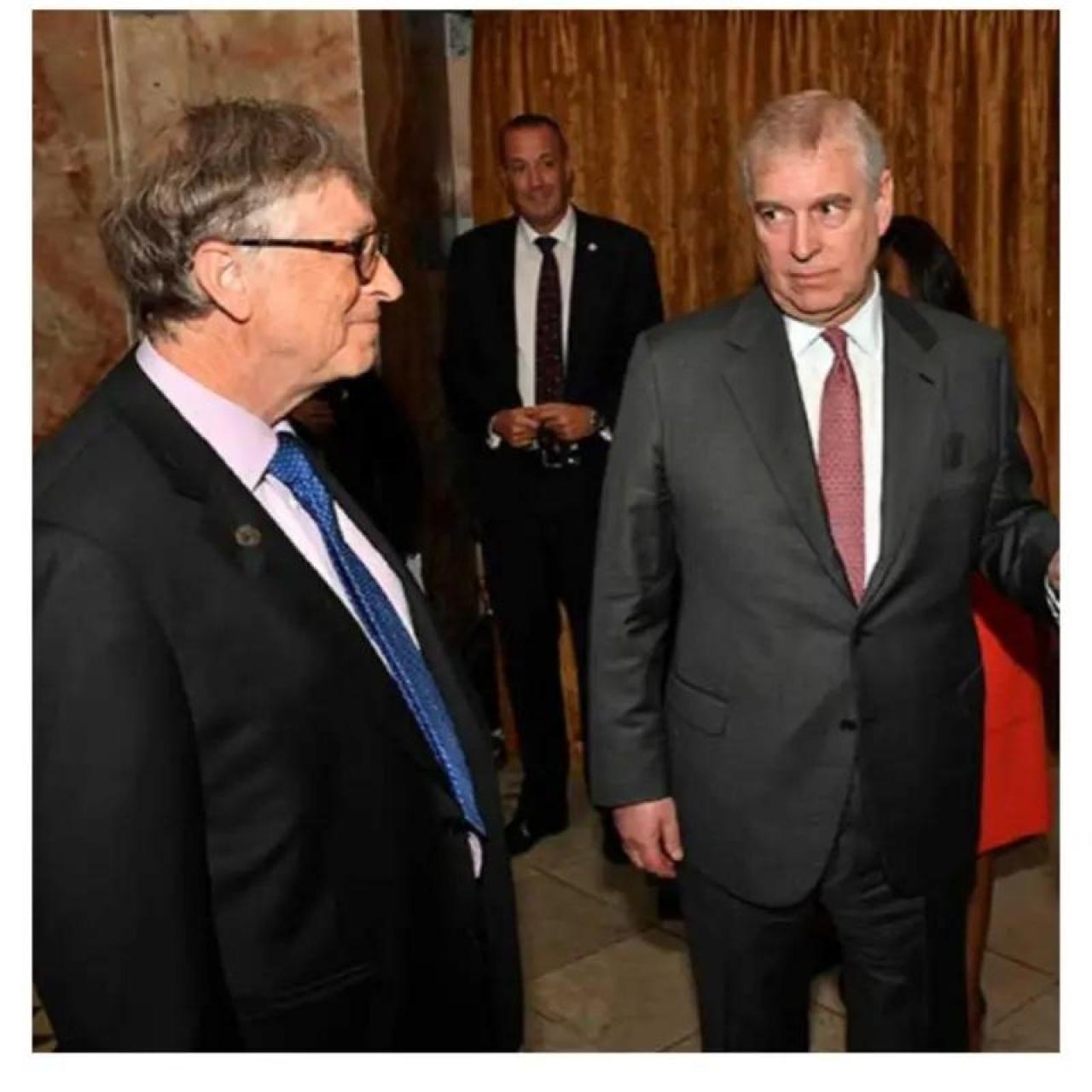 Bill Gates conversa con el entonces príncipe y duque de York Andrés durante la Cumbre sobre la Malaria el 18 de abril de 2018 en Londres.