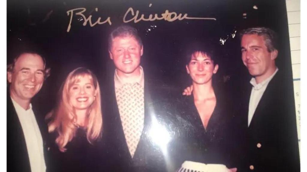 Jeffrey Epstein y Ghislaine Maxwell, junto a Bill Clinton y otras dos personas no identificadas en una foto que fue firmada por el  expresidente estadounidense demócrata.
