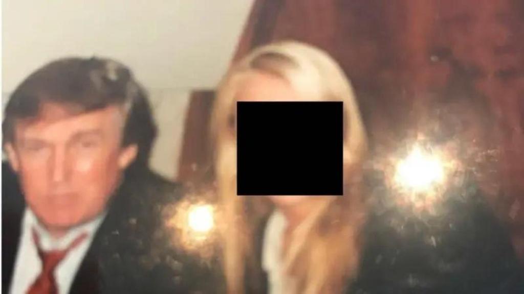 Trump junto a una mujer con la cara tachada.