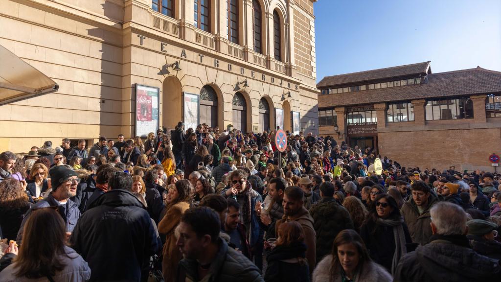Un grupo numeroso de vecinos de Toledo durante una celebración al aire libre.