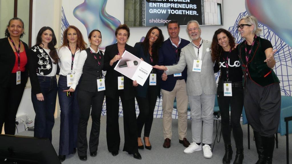 Los organizadores, miembros del jurado y las representantes de las startups participantes.
