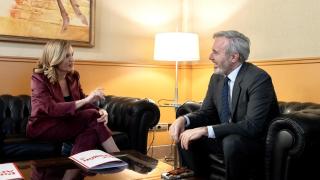 Pilar Alegría, en su reunión en el despacho de Jorge Azcón