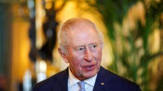 Carlos III durante una visita a la exposición de la Colección Real en el Salón Verde del Castillo de Windsor.