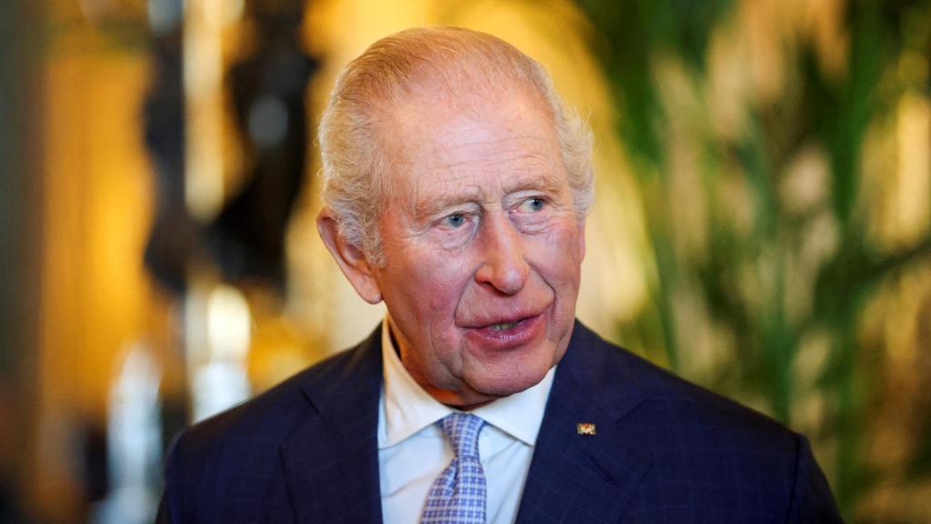 Carlos III durante una visita a la exposición de la Colección Real en el Salón Verde del Castillo de Windsor.