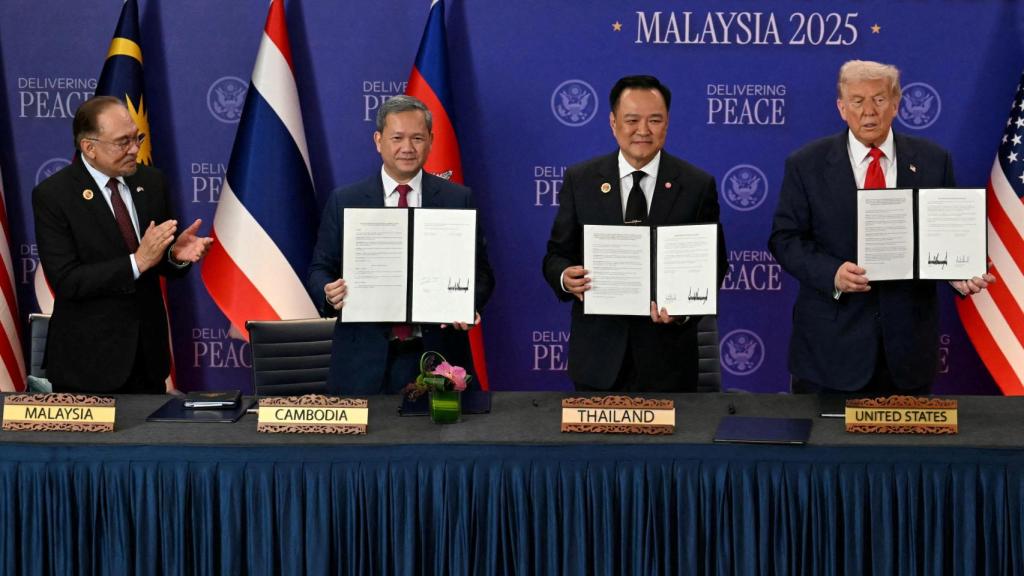 Los líderes de Camboya y Tailandia firman el acuerdo de paz en presencia de Trump y el primer ministro malasio Anwar Ibrahim, en Kuala Lumpur.