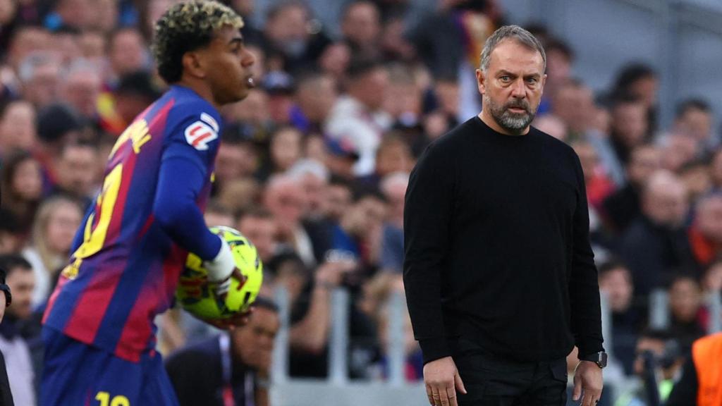 Hansi Flick observa a Lamine Yamal.