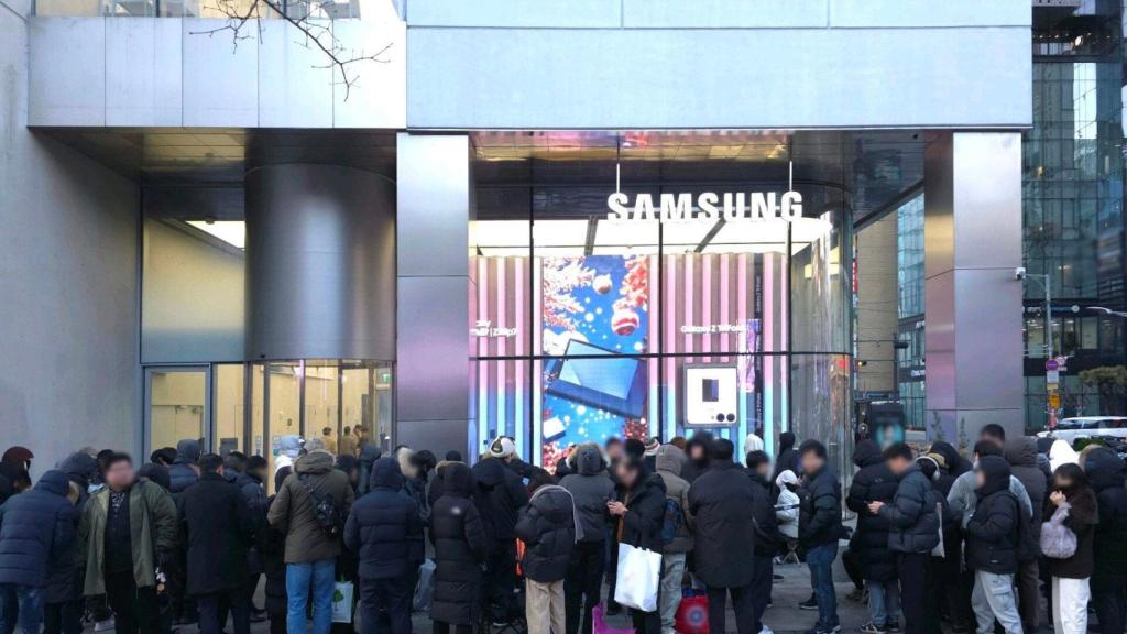 Colas en un establecimiento de Samsung en Corea del Sur durante el lanzamiento del Galaxy Z TriFold