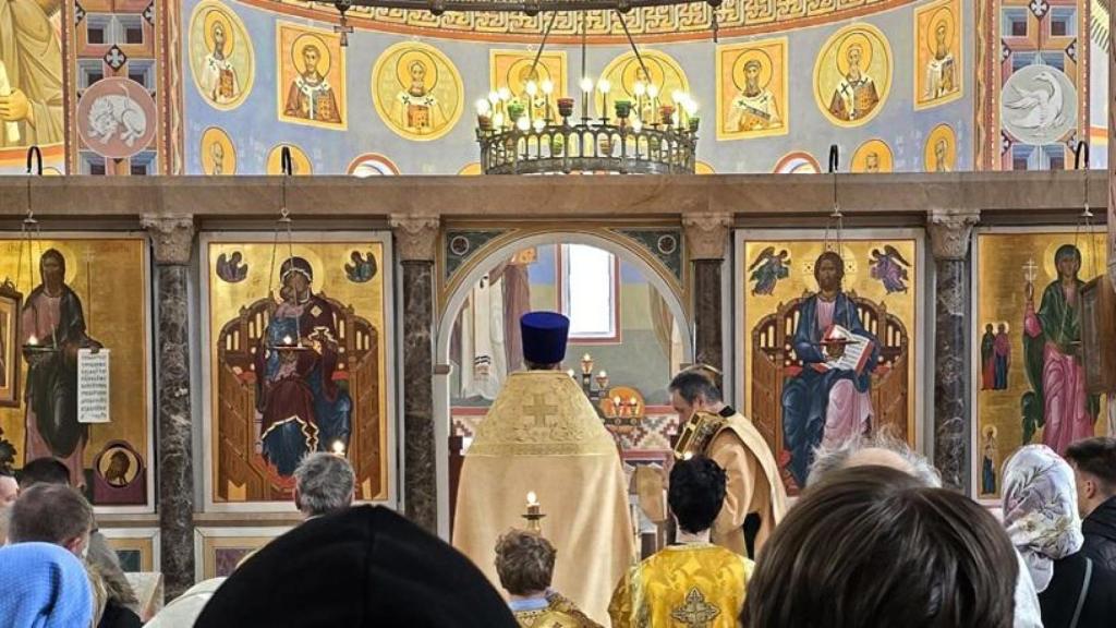 El padre Andréi oficia la liturgia ortodoxa.