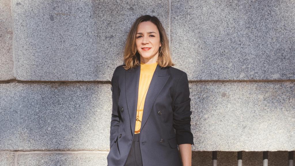 La experta en arte posando durante la entrevista.