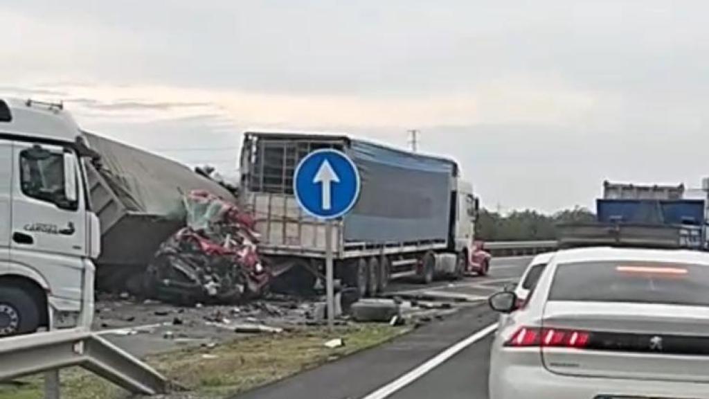 Un accidente entre dos camiones y un turismo en Guillena.
