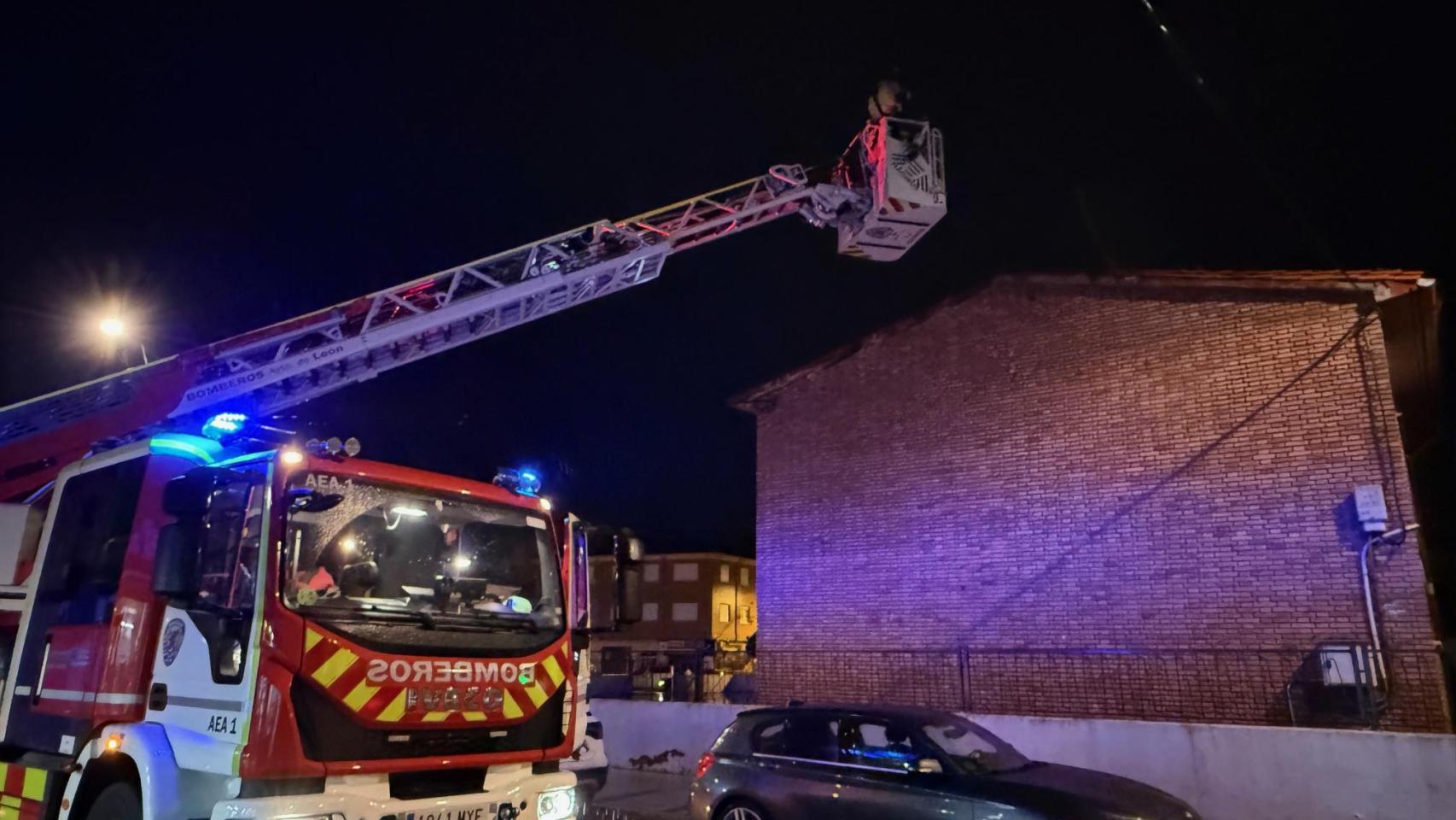 Los bomberos durante la intervención