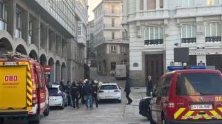 Los bomberos de A Coruña rescatan a un bebé encerrado en un coche en la Marina