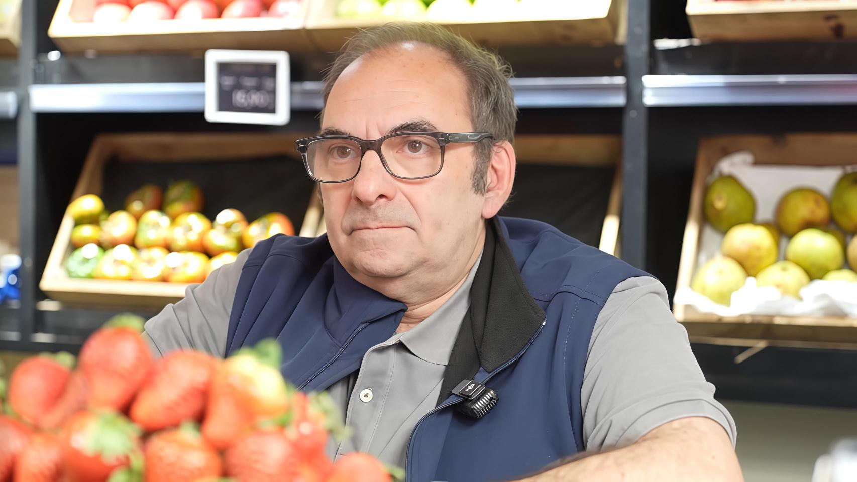 Luís, dueño de un mercado con 11 empleados