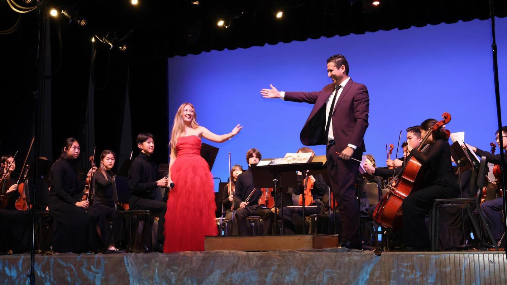 Adriana Tonda y Óscar Navarro, en el concierto de La Cañada Flintridge.