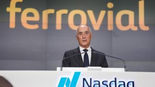 El presidente de Ferrovial, Rafael del Pino, en el acto de toque de campana en la Bolsa de Nueva York en 2024.