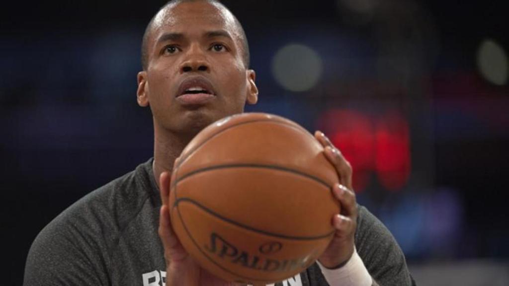 Jason Collins lanzando a canasta en un entrenamiento.