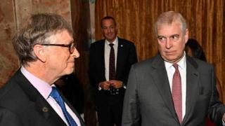 El expríncipe Andrés, con Bill Gates, durante la Cumbre sobre la Malaria el 18 de abril de 2018 en Londres.