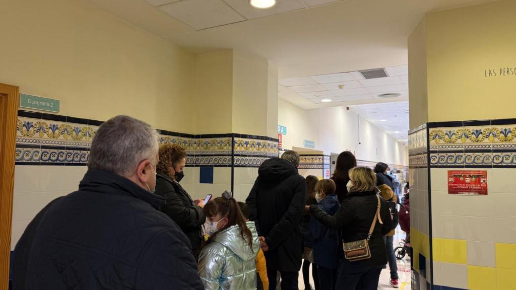 Fila para vacunarse contra la gripe este sábado en Zaragoza.